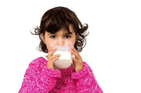 Petite fille avec verre de lait — Photo