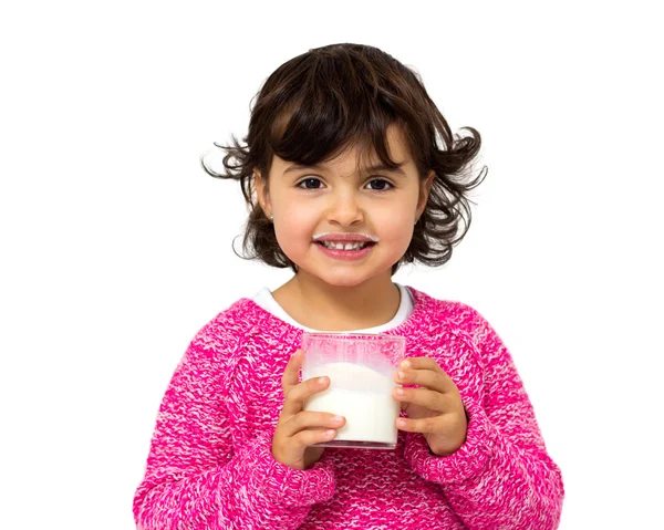 Kleines Mädchen mit Glas Milch — Stockfoto