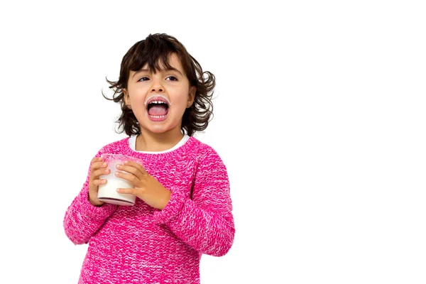 Petite fille avec verre de lait — Photo