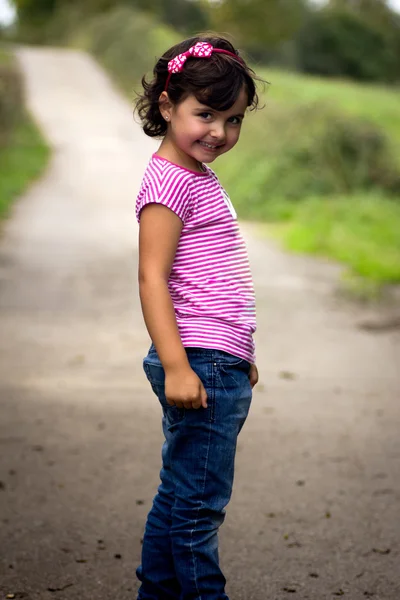 Liten flicka stående — Stockfoto