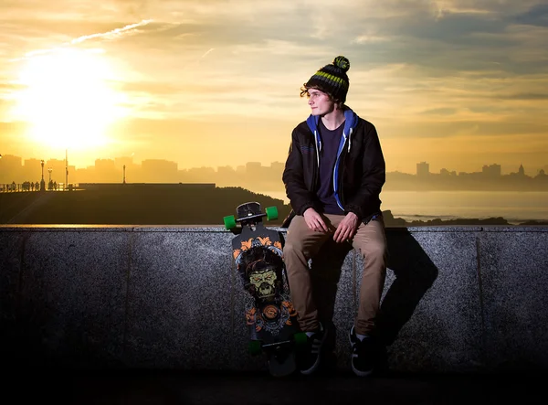 Skateboarder adolescente — Foto Stock