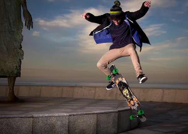 Skateboarder adolescente — Foto Stock