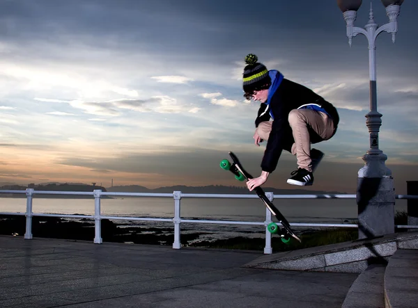 Skateboarder adolescente — Foto Stock