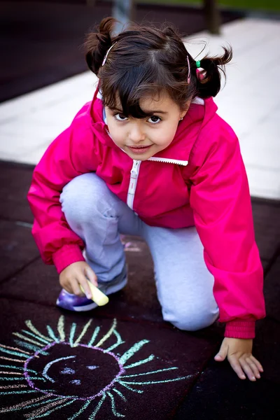 Pequena menina pintura com giz — Fotografia de Stock