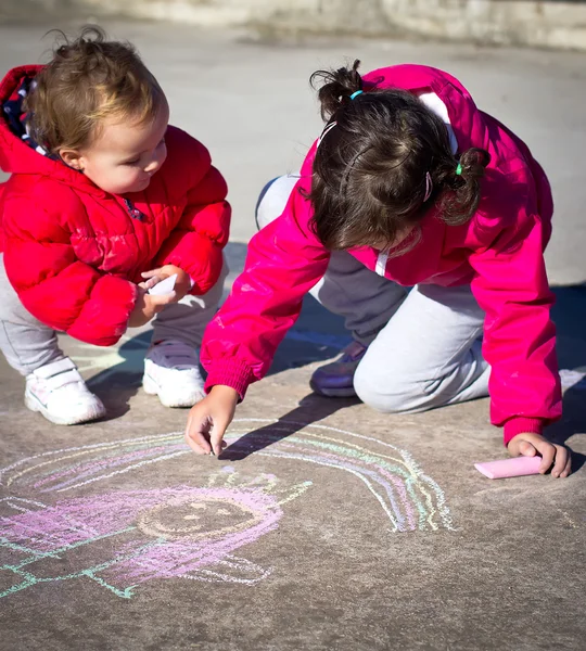 Kleine meisjes schilderij met krijt — Stockfoto