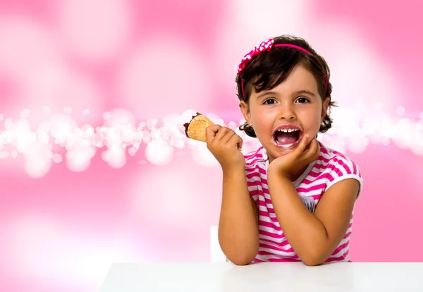 Little girl eating ice cream — Stock Photo, Image