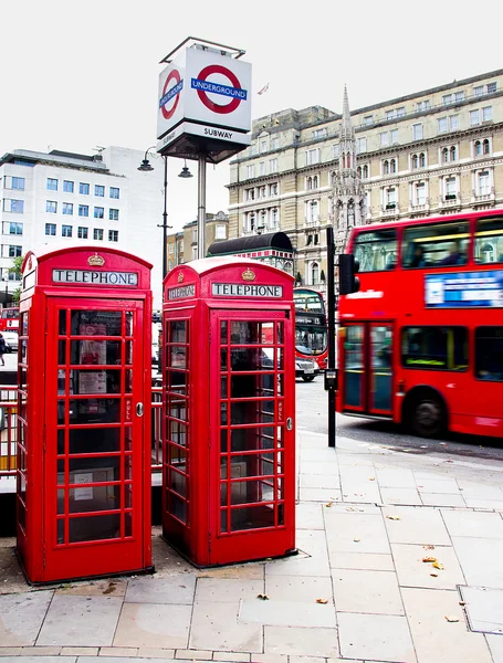 Rote Telefonzelle und roter Bus — Stockfoto