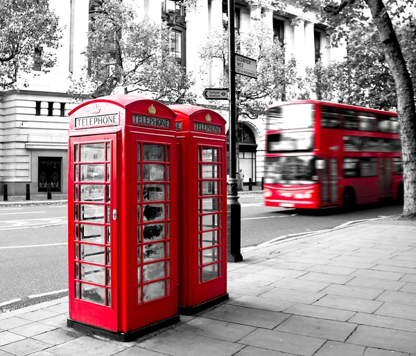 Rote Telefonzelle und roter Bus — Stockfoto