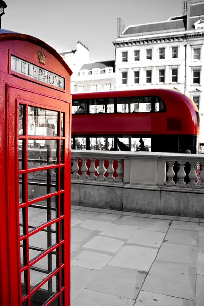 Cabine de telefone vermelho e ônibus vermelho — Fotografia de Stock