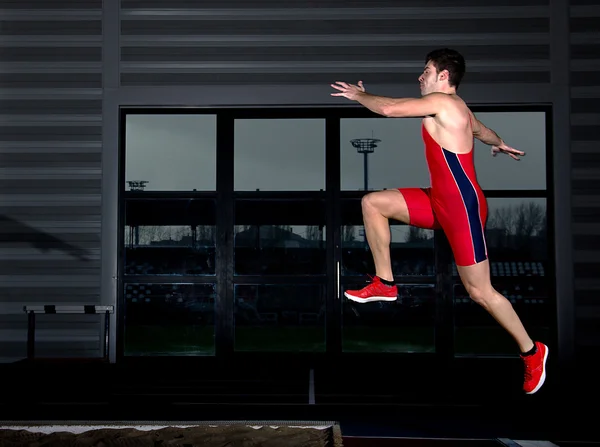 Atleta salto longo — Fotografia de Stock