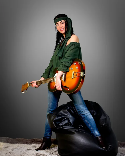 ギターの女性 — ストック写真