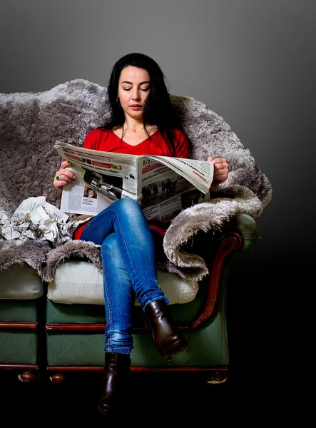 Žena čte noviny — Stock fotografie