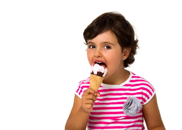 Menina comendo sorvete — Fotografia de Stock