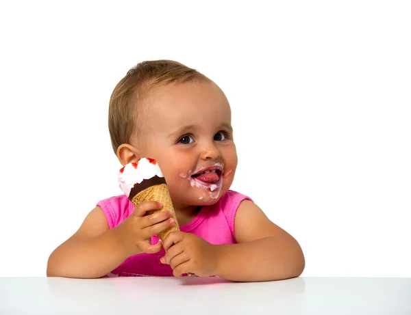 赤ちゃんがアイスクリームを食べる — ストック写真