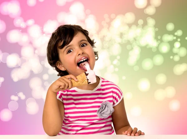 Niña comiendo helado —  Fotos de Stock