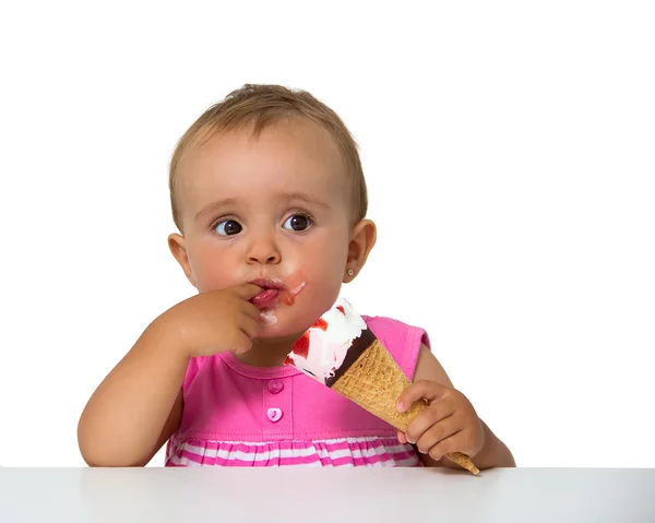 赤ちゃんがアイスクリームを食べる ストック画像