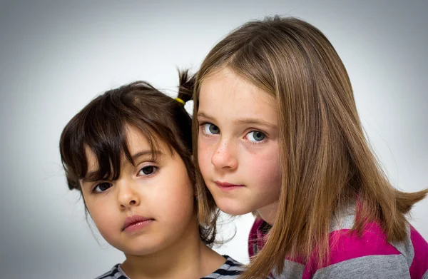 Две маленькие девочки — стоковое фото