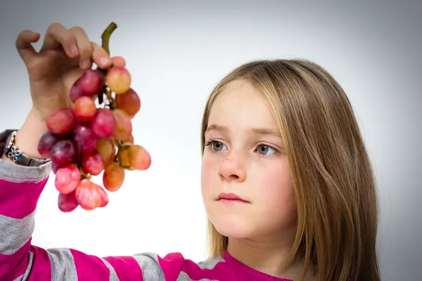 Niña con uvas —  Fotos de Stock