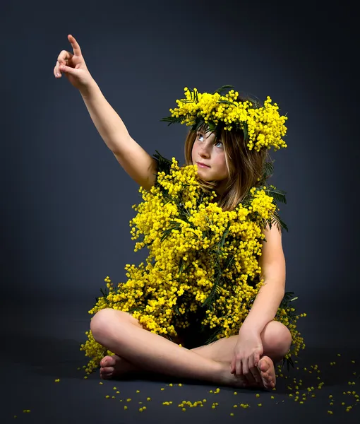 Liten flicka med blommig klänning — Stockfoto