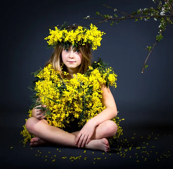 Liten flicka med blommig klänning — Stockfoto