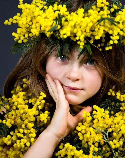 Lille pige med blomster kjole - Stock-foto