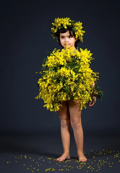 Çiçekli elbise ile küçük kız — Stok fotoğraf