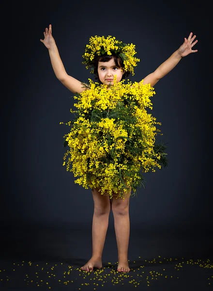 Dziewczynka z sukienka kwiatowy — Zdjęcie stockowe