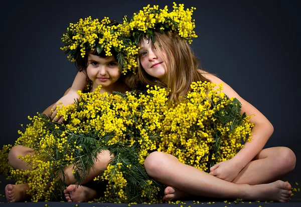Kleine Mädchen mit floralen Kleidern — Stockfoto