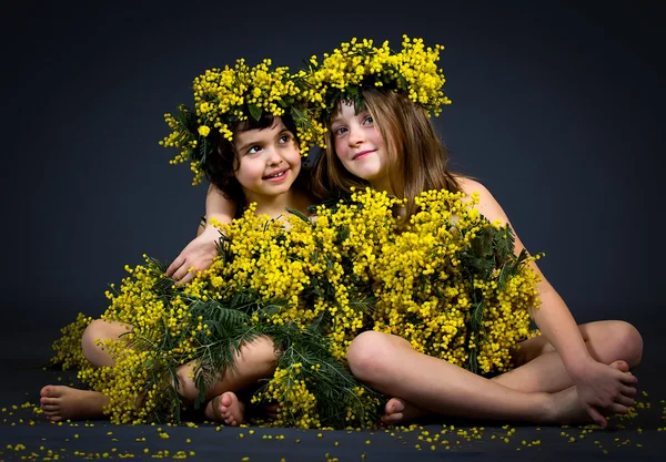 Små flickor med blommiga klänningar — Stockfoto