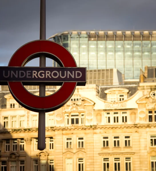 Знак лондонского метро — стоковое фото