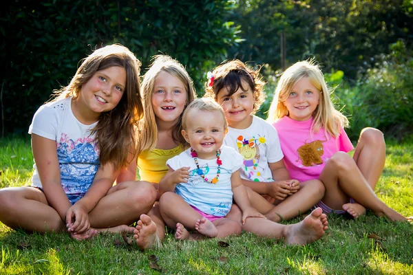 Meninas na natureza — Fotografia de Stock