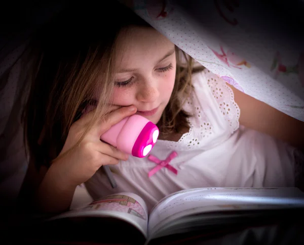 Little girl reading — Stock Photo, Image