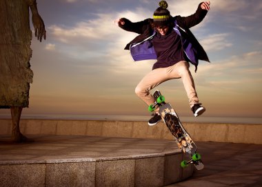 Genç kaykaycı atlama