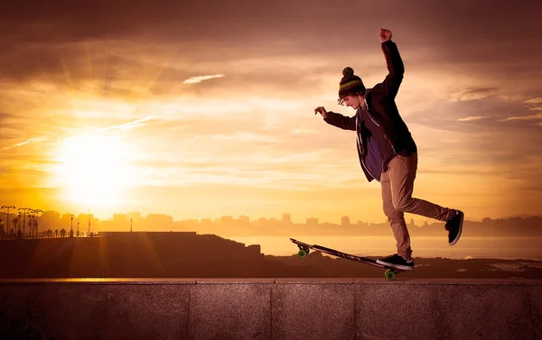 Adolescent skateboarder saut — Photo