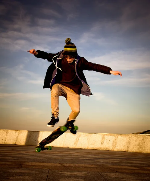 Tonåring skateboardåkare hoppning — Stockfoto