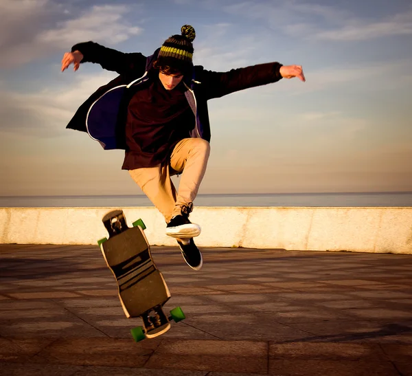 Teenager-Skateboarder springen — Stockfoto
