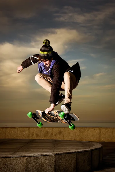 Salto skateboarder adolescente — Foto Stock