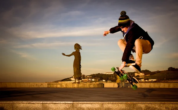 跳跃的青少年滑板 — 图库照片