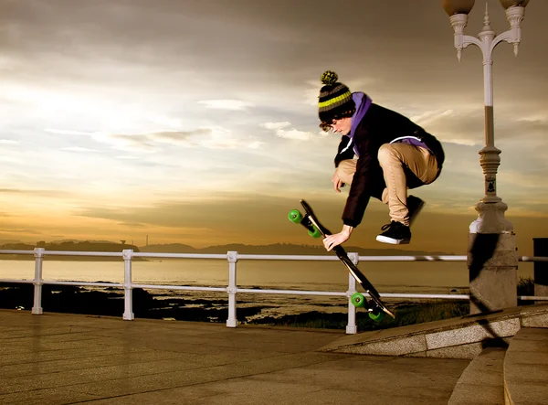 Salto skateboarder adolescente — Foto Stock