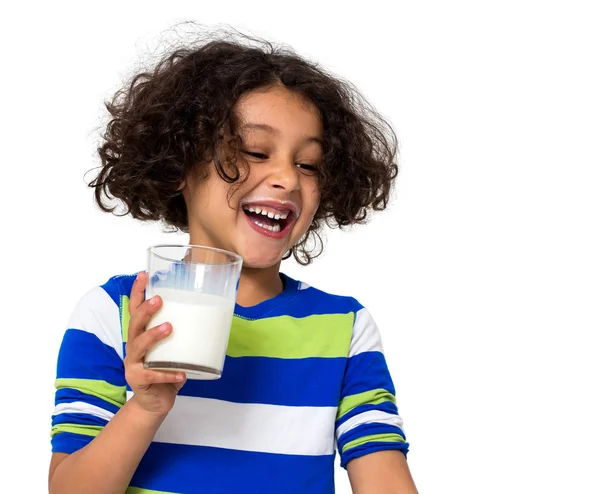Niña bebiendo un vaso de leche —  Fotos de Stock