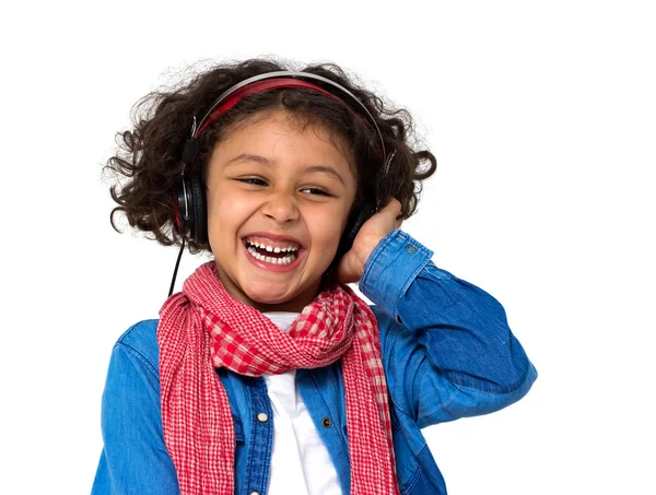 Gadis kecil mendengarkan musik — Stok Foto