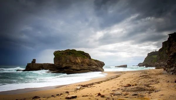 Rotsachtig strand — Stockfoto