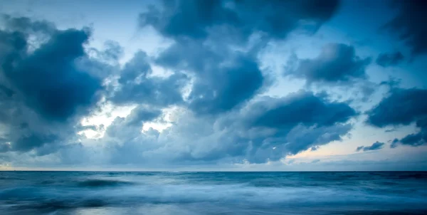 Rotsachtig strand — Stockfoto