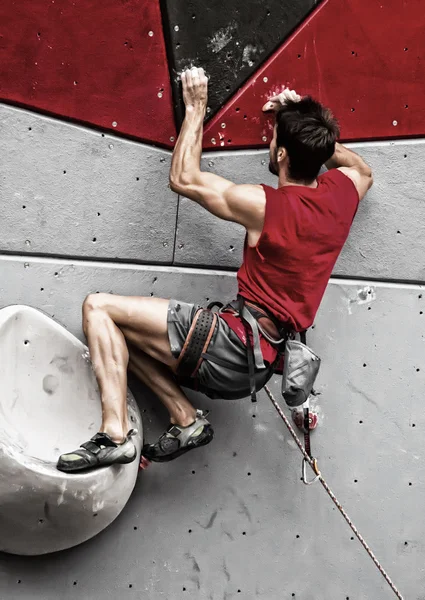 Mladý muž lezení — Stock fotografie