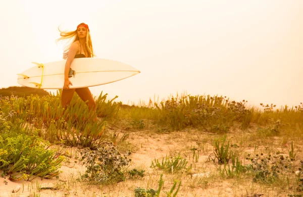 Surfer girl — Stock Photo, Image