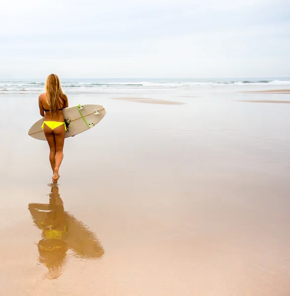 Surfer fille — Photo