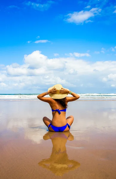 Kobieta na plaży — Zdjęcie stockowe