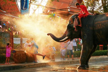 chang songkran su ile oynamak.