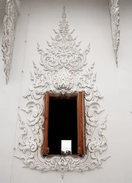 Fenêtre Wat Rong Khun . — Photo