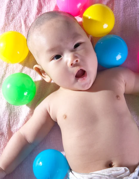 Счастливый 3-месячный ребенок в ванне с шариками . — стоковое фото